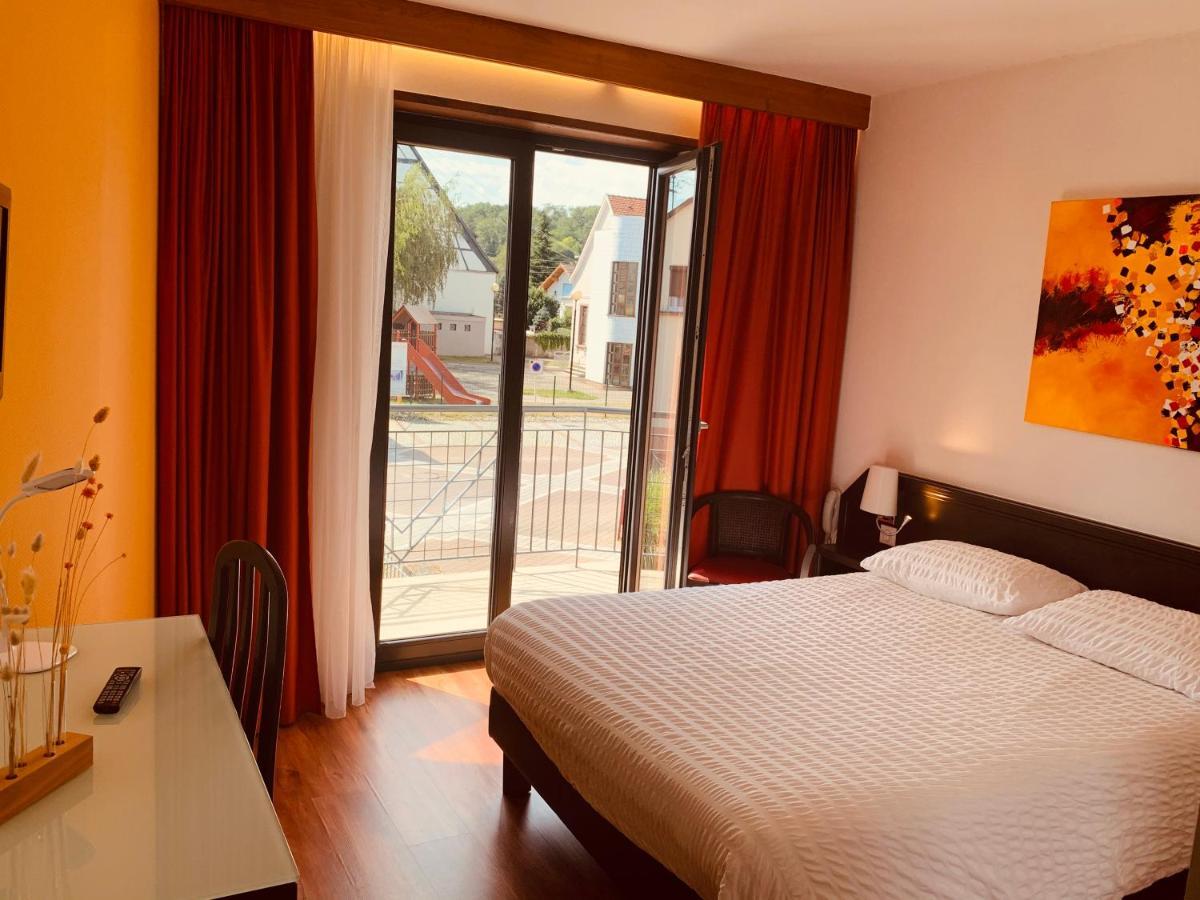 Logis Hotel Restaurant Au Lion Rouge Бартенхайм Екстериор снимка